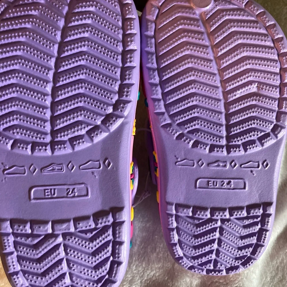 NWT girls Clogs purple with butterfly design - Picture 6 of 6